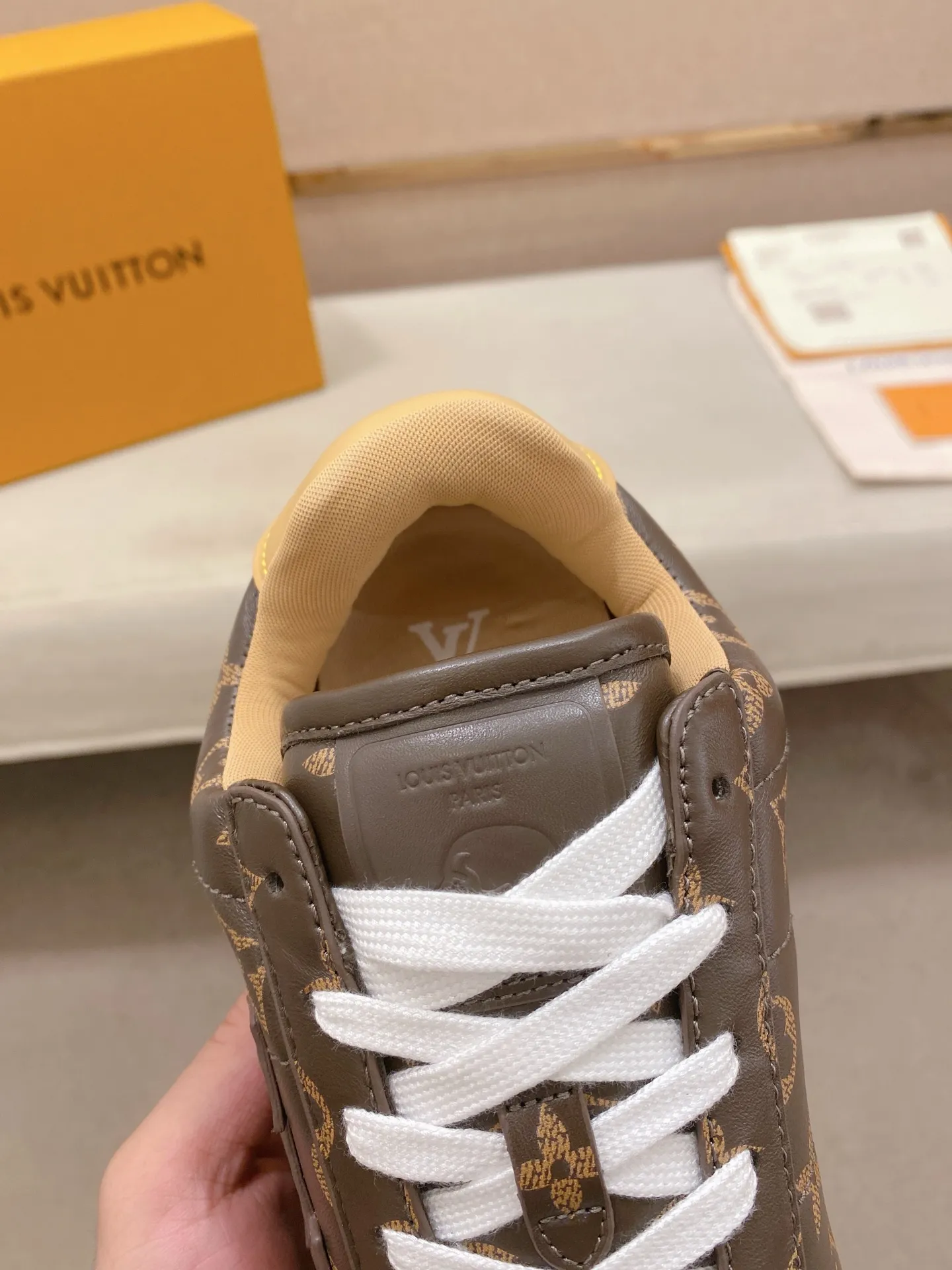Men's shoes💰: Couple style 700💰LOUIS VUITTON Footint Soccer sneakers‼ ️ The top version, the same sneakers for LV couples. You will look fashionable when you wear them. This Footint Soccer sneaker was unveiled in the 2025 spring and summer series fashion show. The tongue is embellished with the Lvers United badge inspired by the football team. The rubber sole of the foot is decorated with multiple Louis Vuitton logos. The original latest packaging. Fabric: original imported cowhide. Lining: original imported breathable mesh. Foot pad: original injection molding pad. Outsole: original molded T combination outsole. Size: 35-45.